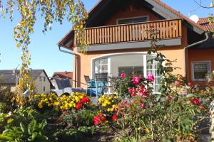 a house with flowers in front of it at B&B’s im Aischgrund in Adelsdorf
