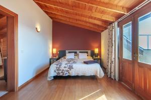 ein Schlafzimmer mit einem Bett und einem großen Fenster in der Unterkunft PENTHOUSE DUPLEX AVENIDA 1A011 in Santiago del Teide + 31 Fotos