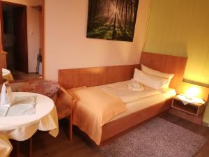Кровать или кровати в номере Hotel zur Schmiede