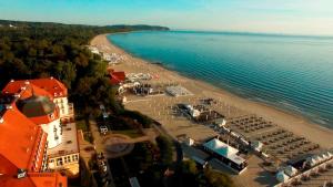 une vue aérienne d'une plage et de l'océan dans l'établissement Dom & House - Apartments Karlikowska Sopot, à Sopot
