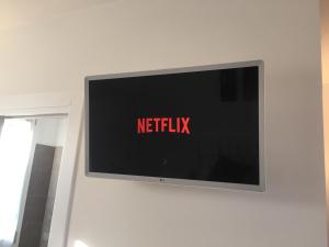 telewizor z płaskim ekranem wiszący na ścianie w obiekcie Nature Home Apartment w mieście Sandra +37 zdjęć