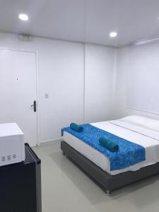 Ein Bett oder Betten in einem Zimmer der Unterkunft Tropical Breeze Aeropuerto