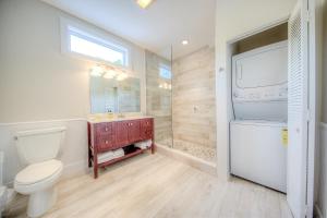um banheiro com vaso sanitário, pia e chuveiro em The Bartlum-Luxurious Studio em Key West