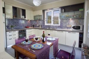 Nhà bếp/bếp nhỏ tại Anatoli Villa +20 ảnh