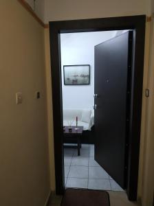 eine Tür, die in ein Zimmer mit einem Schlafzimmer führt in der Unterkunft Sweet Home in Korinthos