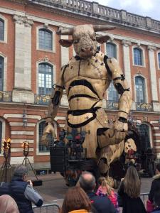 una gran estatua de oso de peluche delante de una multitud en CHAMBRE SPACIEUSE DANS MAISON ART DECO au CENTRE DE TOULOUSE, en Toulouse