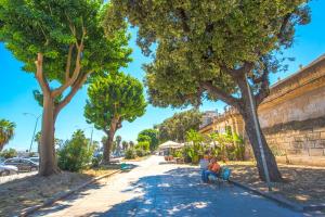 Hostia v ubytovaní Amazing Sea View in Historic Building in Downtown by Wonderful Italy