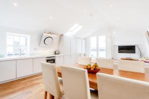 uma cozinha e sala de jantar com mesa e cadeiras em Beautiful 2 bedrooms apartment in Knightsbridge em Londres