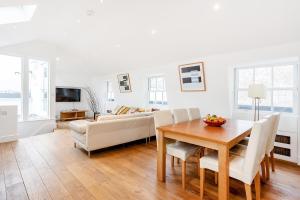 uma sala de estar com uma mesa e um sofá em Beautiful 2 bedrooms apartment in Knightsbridge em Londres