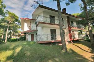 dom z balkonami po jego stronie w obiekcie Villa Flamicia 1P w Lignano Sabbiadoro