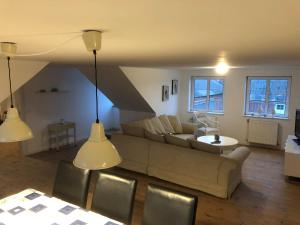 een woonkamer met een bank en een tafel bij 103 Hvilestedvej in Fredericia