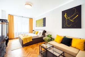 プラハにあるMichal&Michael’s Central Apartmentsのリビングルーム(ソファ、黄色の枕付)