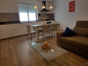 salon z kanapą i stołem w obiekcie Chez George w mieście Levico Terme
