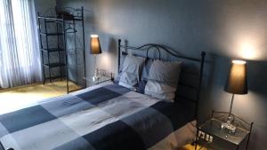 מיטה או מיטות בחדר ב-Les Remparts - chez Dan et Francois