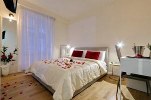A bed or beds in a room at Termini Terrace