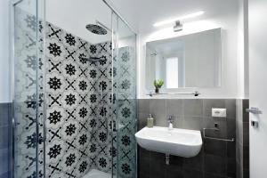 A bathroom at Termini Terrace Még 37 kép