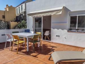 a patio with a table and chairs on a patio at Casa La Alameda,Valle Gran Rey, La Gomera in Valle Gran Rey