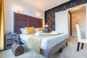 Säng eller sängar i ett rum på Madame Vacances - Hôtel Courchevel Olympic