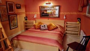 Dormitorio con cama y póster en la pared en Le Relais de Montchat en Lyon