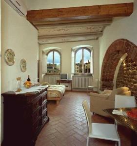 a large living room with a bed and a couch at La Corte Del Re in Arezzo