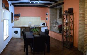 Peñaflor的住宿－Casa Cueva El Pocito，厨房配有桌子、水槽和炉灶。