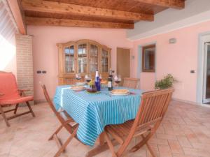 uma sala de jantar com uma mesa azul e cadeiras em Appartamento a pochi passi dal mare em Formia