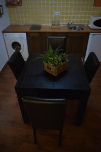 - une table noire avec un panier dans la cuisine dans l'établissement Casa Cueva El Pocito, à Peñaflor