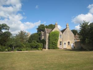 an old stone house with a large yard at Castle Farm Guest House in Peterborough