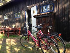 ヴィスビーにあるBrissundのキャビンの外に自転車2台が駐輪可能です。