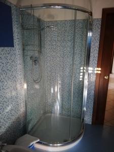 a bathroom with a tub with a glass shower at Appartamento "IL GAMBERO" in Magione