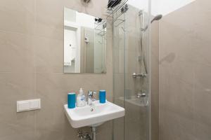 Kúpeľňa v ubytovaní Lovely Studio Apartment Volkertmarkt + 30 fotografií