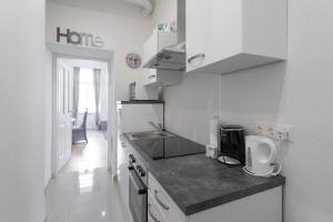 Kuchyňa alebo kuchynka v ubytovaní Lovely Studio Apartment Volkertmarkt