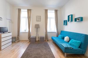 Televízia a/alebo spoločenská miestnosť v ubytovaní Lovely Studio Apartment Volkertmarkt