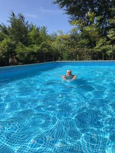 een persoon zwemt in een blauw zwembad bij Nordsee-Paradies in Barlt