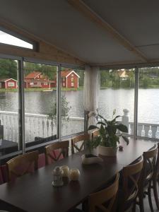 En restaurant eller et spisested på Gula Huset