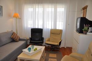 - un salon avec un canapé et deux chaises dans l'établissement VillaDel Casa Urbana, à Burgos