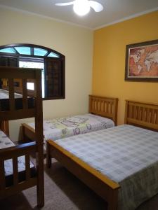 מיטה או מיטות בחדר ב-Chacára da Juma-Piscina climatizada