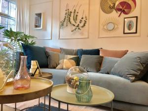 un soggiorno con divano e 2 tavoli di Bee Amsterdam - central apartment in the trendy Jordaan ad Amsterdam