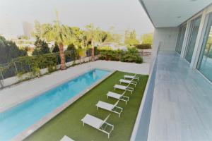 Beach & Golf Luxury Villa Alicanteの敷地内または近くにあるプール