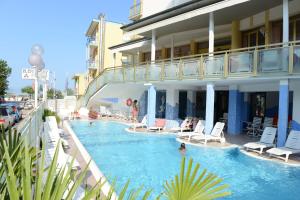 Bazén v ubytování Hotel Embassy nebo v jeho okolí
