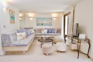 a living room with a couch and a tv at MARILIA VILLAS LASSI in Lassi