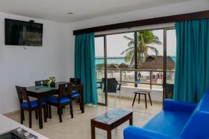 TV a/nebo společenská místnost v ubytování Playa Linda Hotel