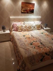un letto in una camera da letto con due comodini e due lampade di Melissa a Toledo a Napoli