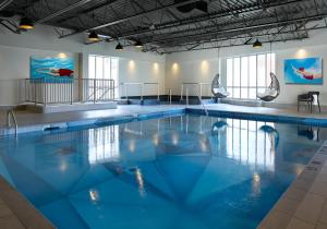 een zwembad met blauw water in een gebouw bij The Novotel Toronto Centre in Toronto