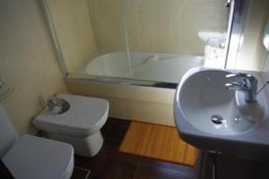 y baño con aseo, lavabo y bañera. en Hotel Rural Noalla, en Noalla