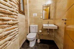 a bathroom with a white toilet and a sink at Dúplex en la Judería de Toledo in Toledo