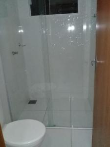 uma casa de banho com um chuveiro, um WC e um lavatório. em Casa Praia Luís Correia em Luís Correia