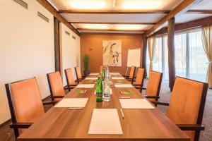 einen Konferenzraum mit einem langen Tisch und Stühlen in der Unterkunft Hotel Kaskáda in Kuřim + 37 Fotos