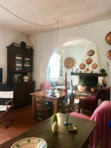 - un salon avec une table et une salle à manger dans l'établissement Villa Sara di Puglia, à Castellaneta