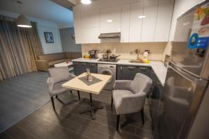 Kuchyň nebo kuchyňský kout v ubytování Easy Hotel T'bilisi
